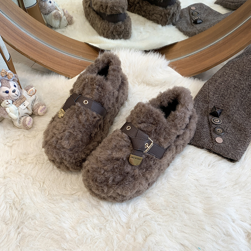 Női slip-on cipő műszőrme béléssel, nubuk felső rész, gumírozott talp, középső sarok 3–5 cm, alacsony szár