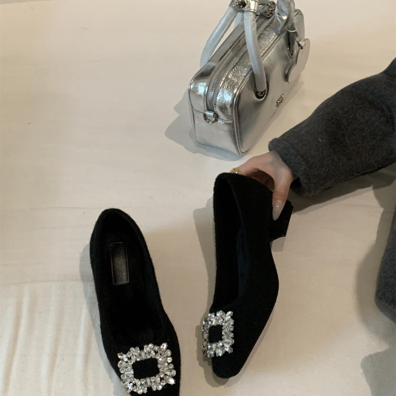 Pantofi damă cu vârf pătrat, partea superioară din velur, toc gros 3–5 cm, talpă din cauciuc