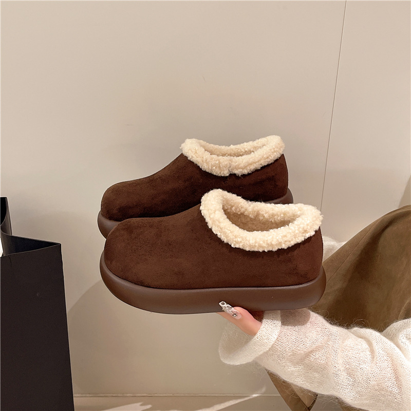 Női vastag talpú cipő, plüss bélés, slip-on kialakítás, velúr felsőrész, téli meleg