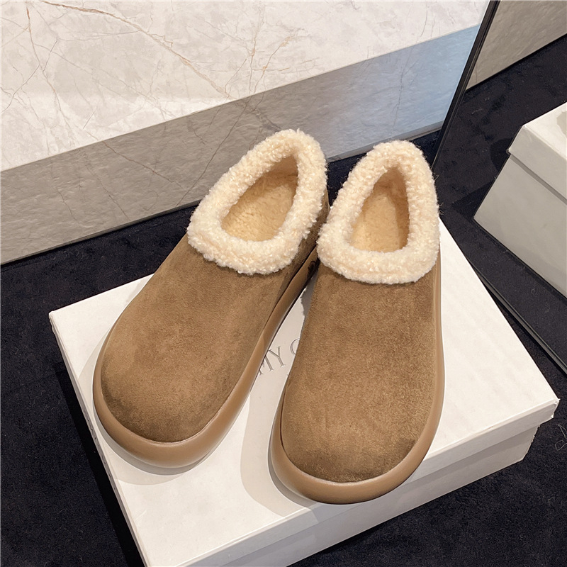 Női vastag talpú cipő, plüss bélés, slip-on kialakítás, velúr felsőrész, téli meleg