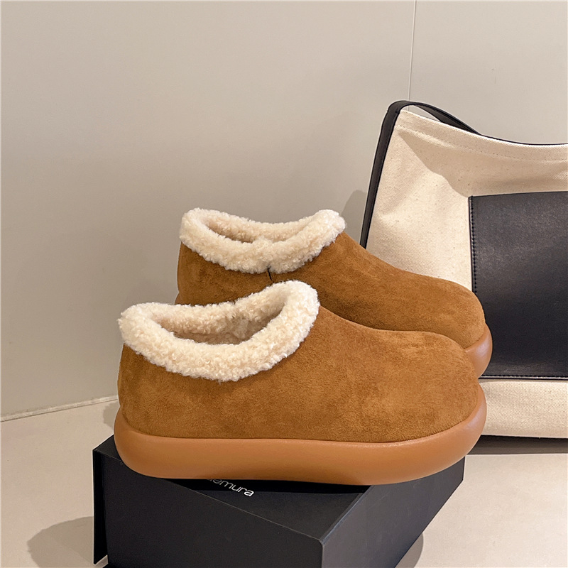 Női vastag talpú cipő, plüss bélés, slip-on kialakítás, velúr felsőrész, téli meleg