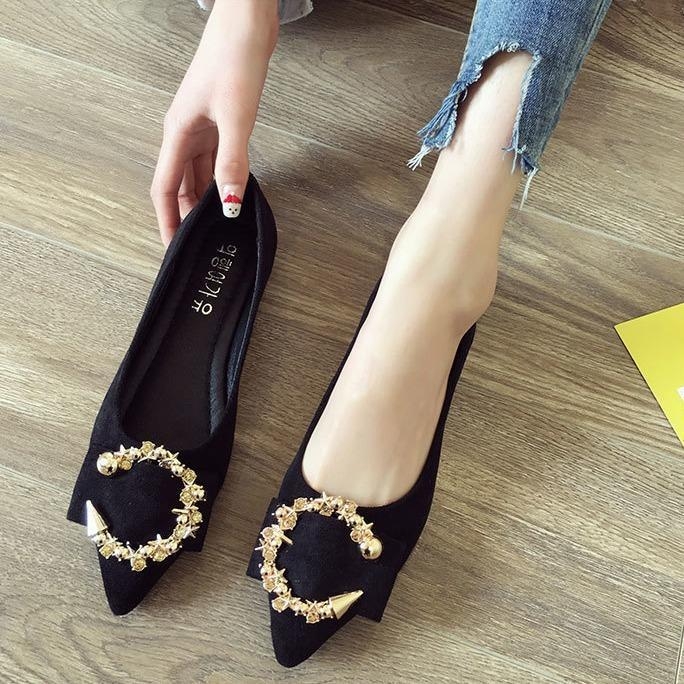 Női slip-on lapos cipő, hegyes orr, PU felsőrész, PU belső, gumi talp.