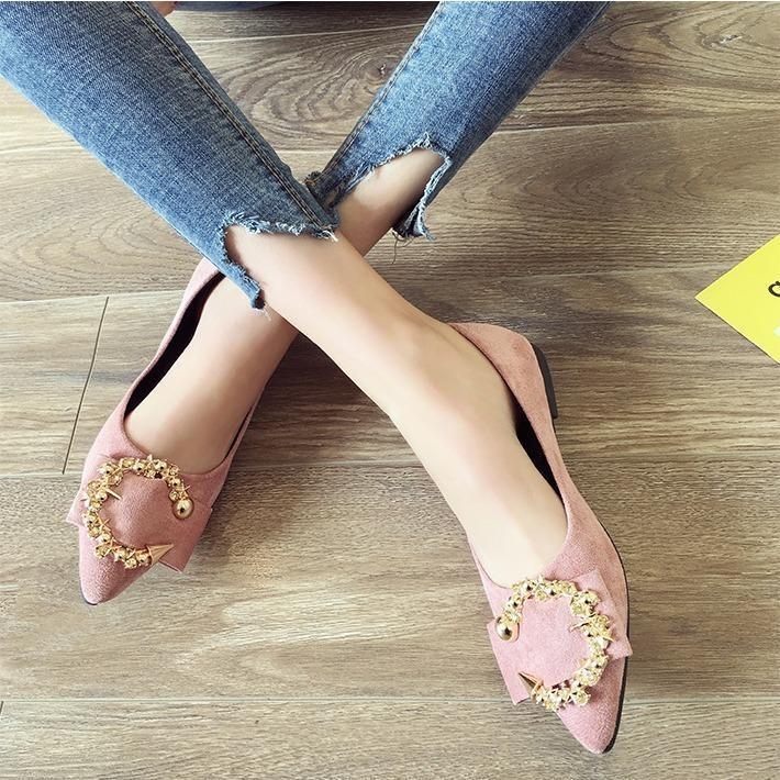 Női slip-on lapos cipő, hegyes orr, PU felsőrész, PU belső, gumi talp.