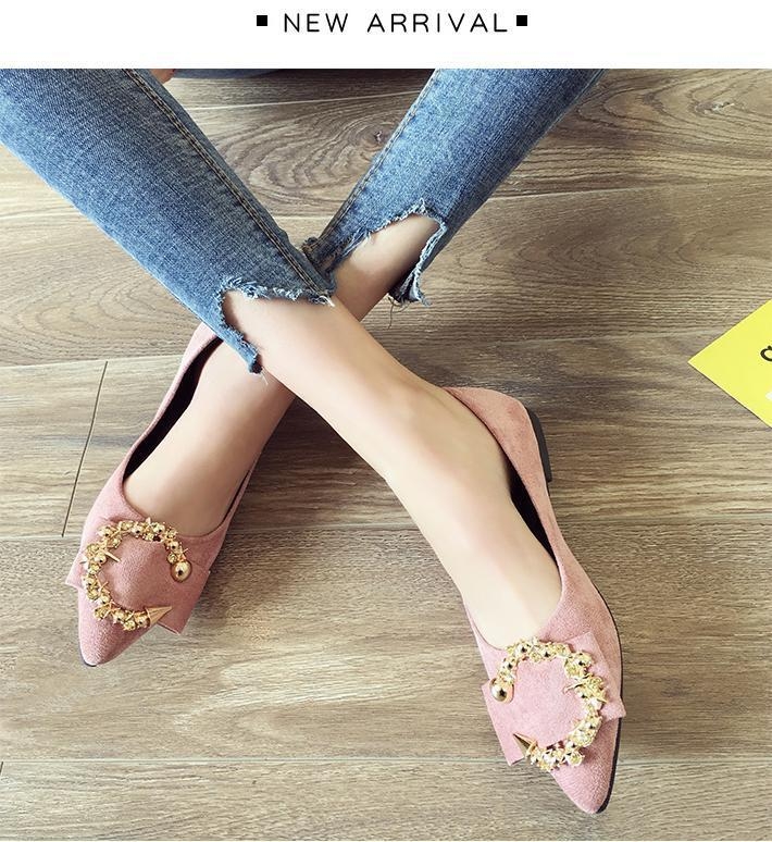 Női slip-on lapos cipő, hegyes orr, PU felsőrész, PU belső, gumi talp.