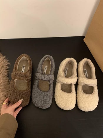 Pantofi dama stil coreean, vârf pătrat, blană sintetică pe partea superioară, închidere cu cataramă pe o curea, toc plat mic (1–3 cm)