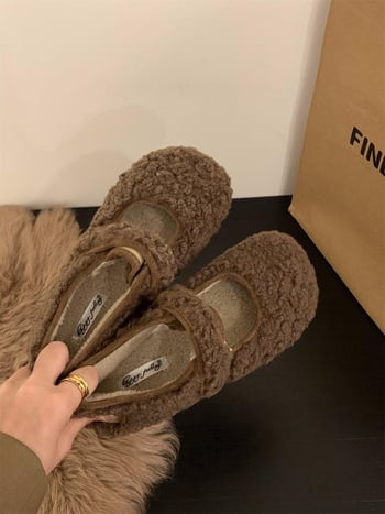 Pantofi dama stil coreean, vârf pătrat, blană sintetică pe partea superioară, închidere cu cataramă pe o curea, toc plat mic (1–3 cm)