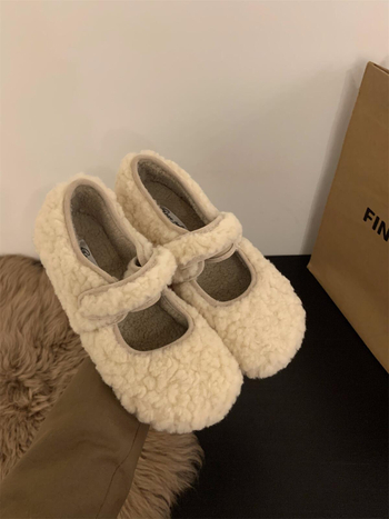 Pantofi dama stil coreean, vârf pătrat, blană sintetică pe partea superioară, închidere cu cataramă pe o curea, toc plat mic (1–3 cm)