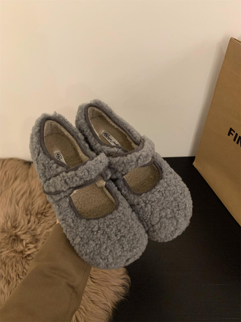 Pantofi dama stil coreean, vârf pătrat, blană sintetică pe partea superioară, închidere cu cataramă pe o curea, toc plat mic (1–3 cm)