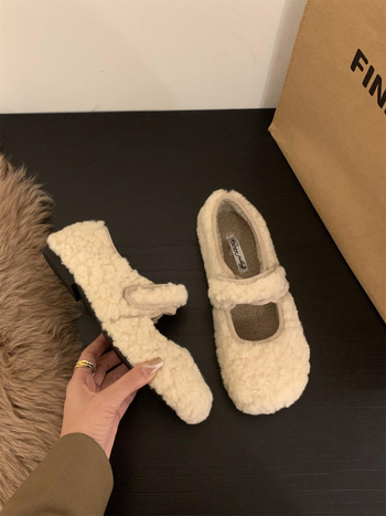 Pantofi dama stil coreean, vârf pătrat, blană sintetică pe partea superioară, închidere cu cataramă pe o curea, toc plat mic (1–3 cm)