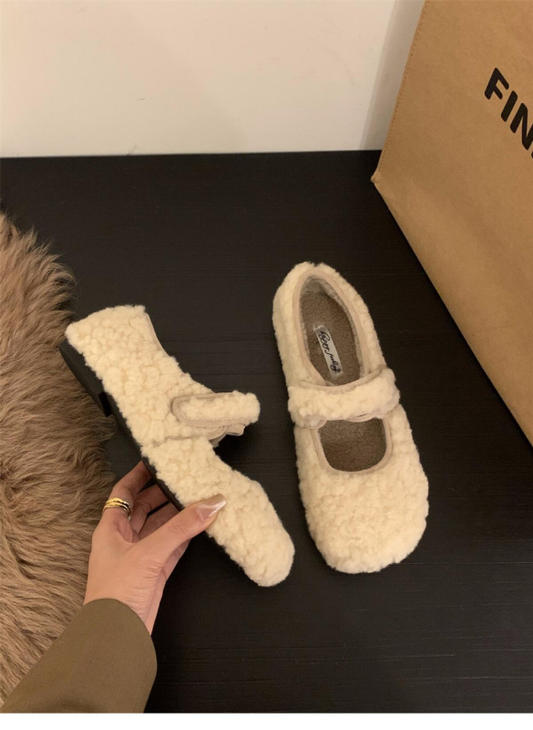 Pantofi dama stil coreean, vârf pătrat, blană sintetică pe partea superioară, închidere cu cataramă pe o curea, toc plat mic (1–3 cm)