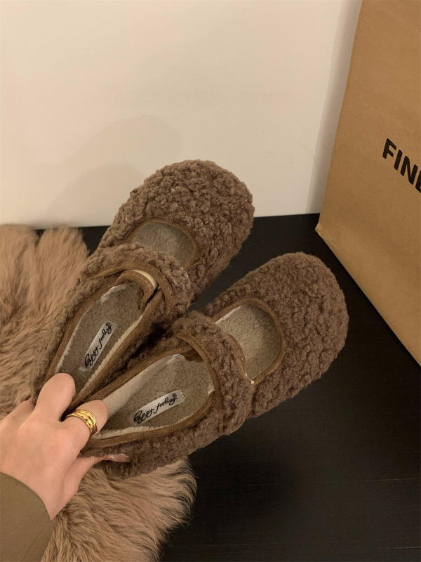 Pantofi dama stil coreean, vârf pătrat, blană sintetică pe partea superioară, închidere cu cataramă pe o curea, toc plat mic (1–3 cm)
