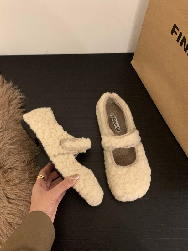 Pantofi dama stil coreean, vârf pătrat, blană sintetică pe partea superioară, închidere cu cataramă pe o curea, toc plat mic (1–3 cm)