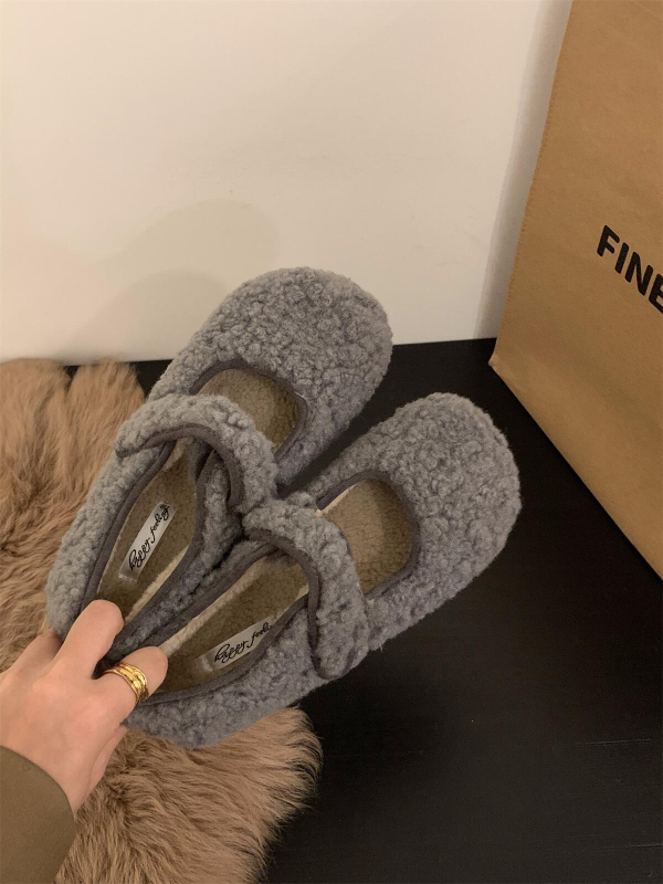 Pantofi dama stil coreean, vârf pătrat, blană sintetică pe partea superioară, închidere cu cataramă pe o curea, toc plat mic (1–3 cm)