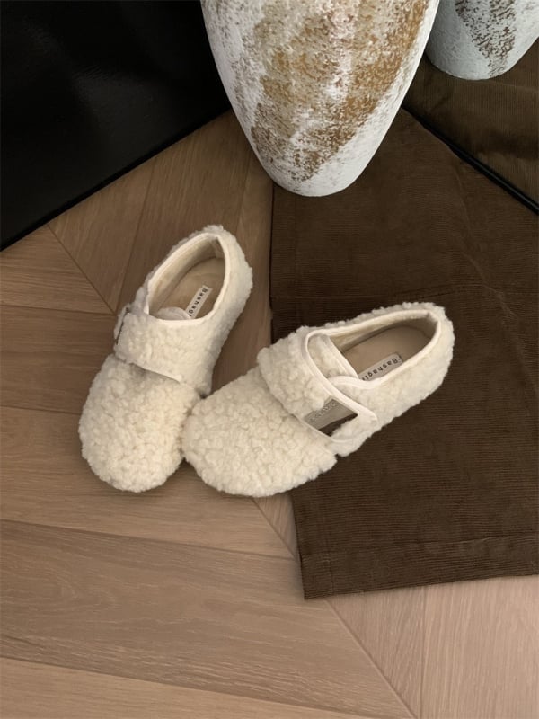 Dámske semišové loafers s Velcro zapínaním, vnútro vyložené umelým krátkym plyšom, okrúhla špička, nízky členok, gumová podrážka, korejský štýl