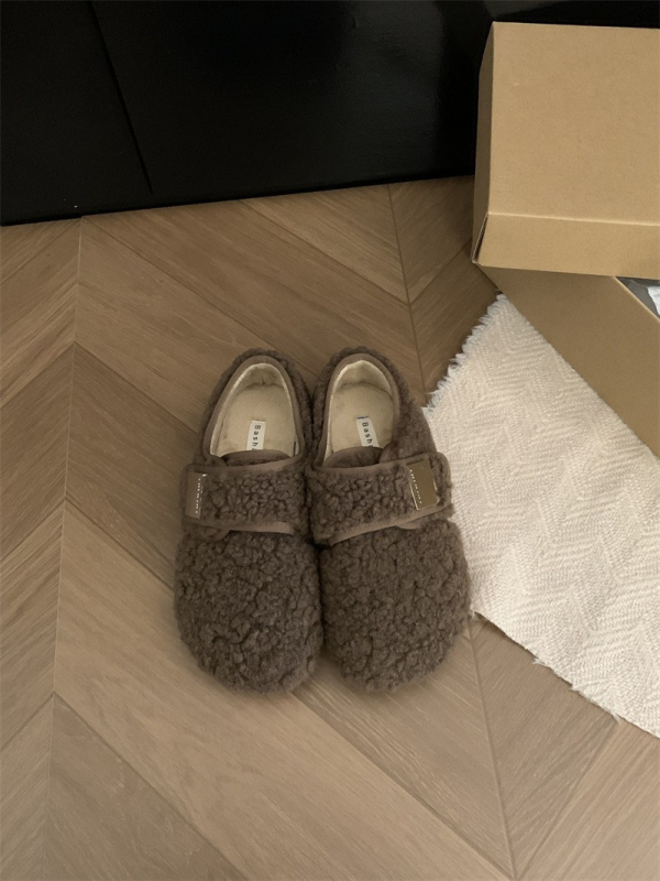 Dámske semišové loafers s Velcro zapínaním, vnútro vyložené umelým krátkym plyšom, okrúhla špička, nízky členok, gumová podrážka, korejský štýl