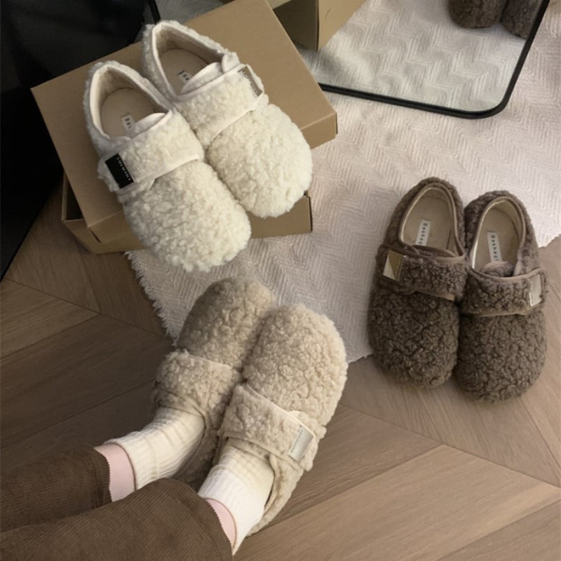 Dámske semišové loafers s Velcro zapínaním, vnútro vyložené umelým krátkym plyšom, okrúhla špička, nízky členok, gumová podrážka, korejský štýl