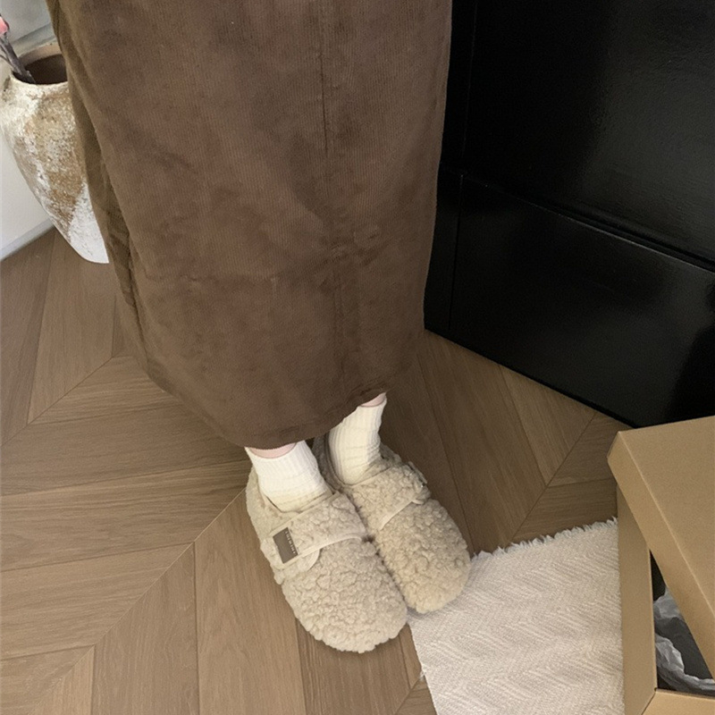 Dámske semišové loafers s Velcro zapínaním, vnútro vyložené umelým krátkym plyšom, okrúhla špička, nízky členok, gumová podrážka, korejský štýl