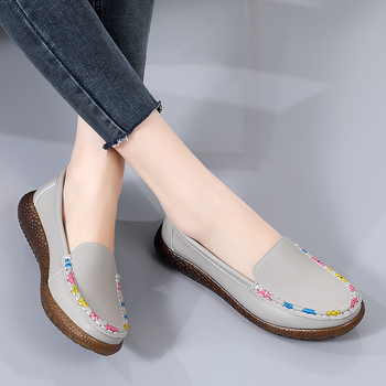 Loafers dama cu imprimeu floral – vârf rotund, partea superioară din piele de vițel în două straturi, toc mic 1–3 cm, talpă PVC
