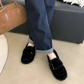 Dámske chlpaté slip-on topánky – velúr vrchná časť, umele kožušiny podšívka, EVA vložka, gumová podrážka, nízky podpätok 1–3 cm