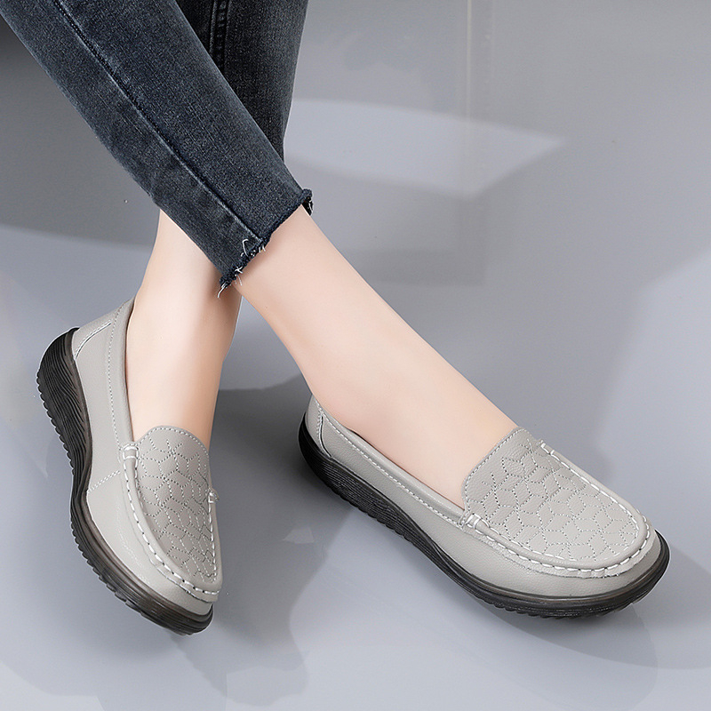 Dámske kožené slip-on loafers s okrúhlou špičkou, nízky podpätok 1–3 cm, vrchná časť z dvojvrstvovej hovädzej kože, jednobarevný vzor