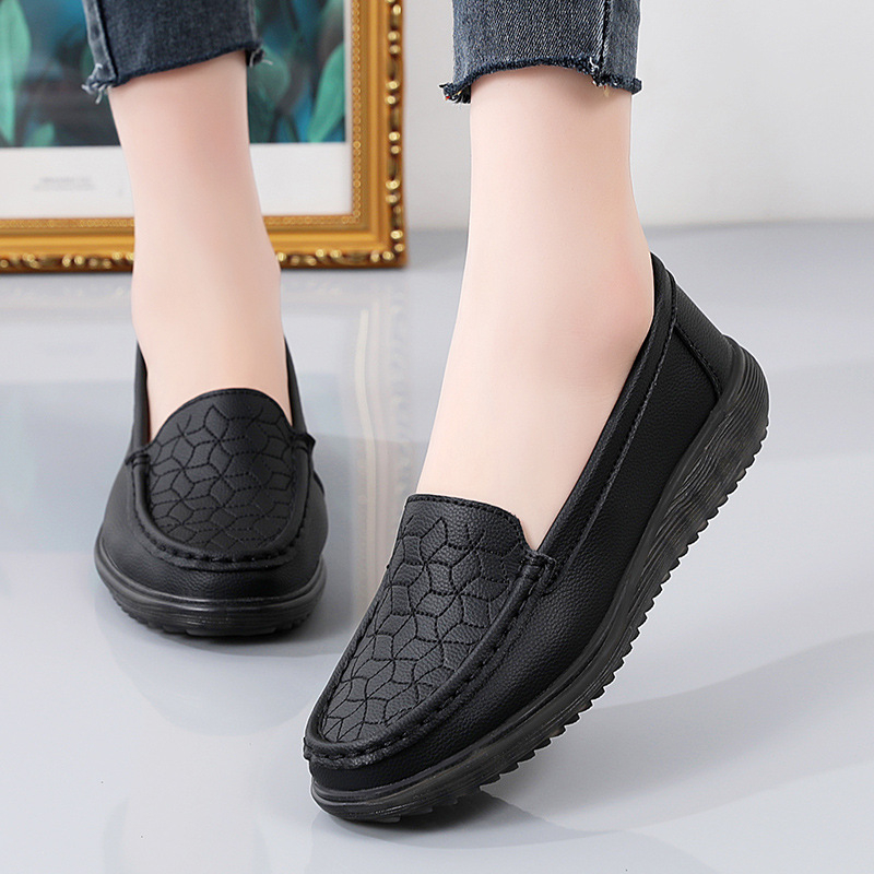 Dámske kožené slip-on loafers s okrúhlou špičkou, nízky podpätok 1–3 cm, vrchná časť z dvojvrstvovej hovädzej kože, jednobarevný vzor