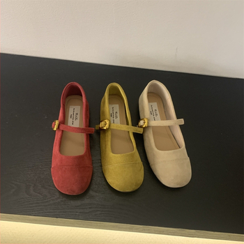 Dámske Mary Jane balerínky s kruhovým špičkou, vrchník z velúru, zapínanie s prackou, nízky podpätok, podrážka z gumy