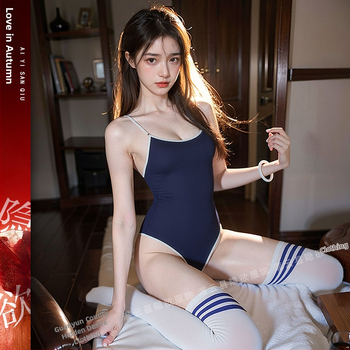 Jednodielne plavky na hranie rol, inširované námorníckou/školskou uniformou; polyesterová tkanina, 95–100% polyester; dámske; jar 2025.