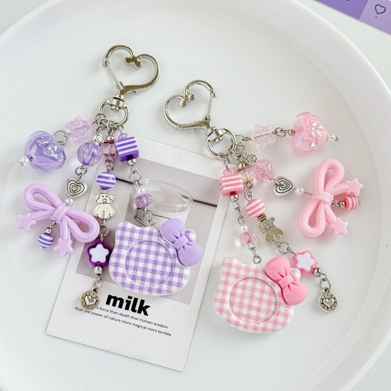 Kľúčenka s perličkami v tvare mašle – japonsko-kórejský štýl, ručne vyrobené; univerzálny doplnok pre telefón a batožinu; vzory: srdce, kvapka, zvonček; jar 2025