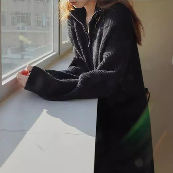 Rochie tricotată, amestec acrilic, culoare solidă, guler semi-înalt, mâneci lungi, talie liberă, lungă croială dreaptă