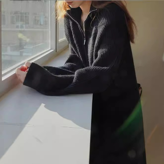 Rochie tricotată, amestec acrilic, culoare solidă, guler semi-înalt, mâneci lungi, talie liberă, lungă croială dreaptă