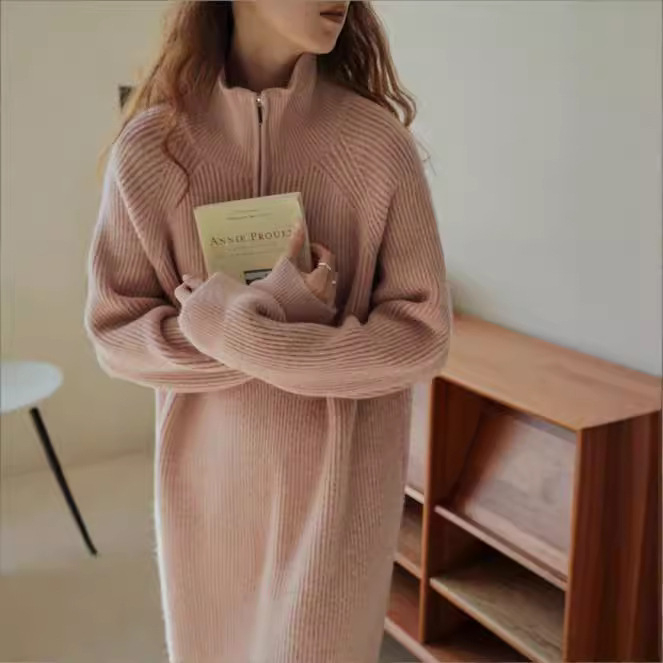 Rochie tricotată, amestec acrilic, culoare solidă, guler semi-înalt, mâneci lungi, talie liberă, lungă croială dreaptă