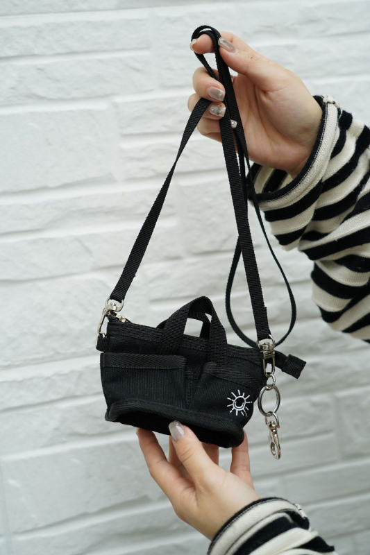 Geantă de oraș din pânză, stil urban minimalist, formă verticală pătrată, deschidere open-top, buzunar pentru telefon