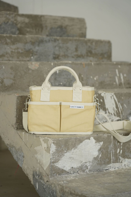 Geantă de oraș din pânză, stil urban minimalist, formă verticală pătrată, deschidere open-top, buzunar pentru telefon