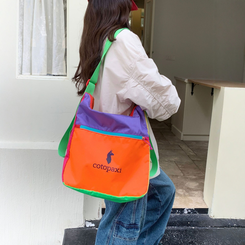 Deformeeruv crossbody kott, 16L maht, nailonist, horisontaalne ristkülikukujuline kuju, tõmblukuga avamine, sisemine tõmblukukott