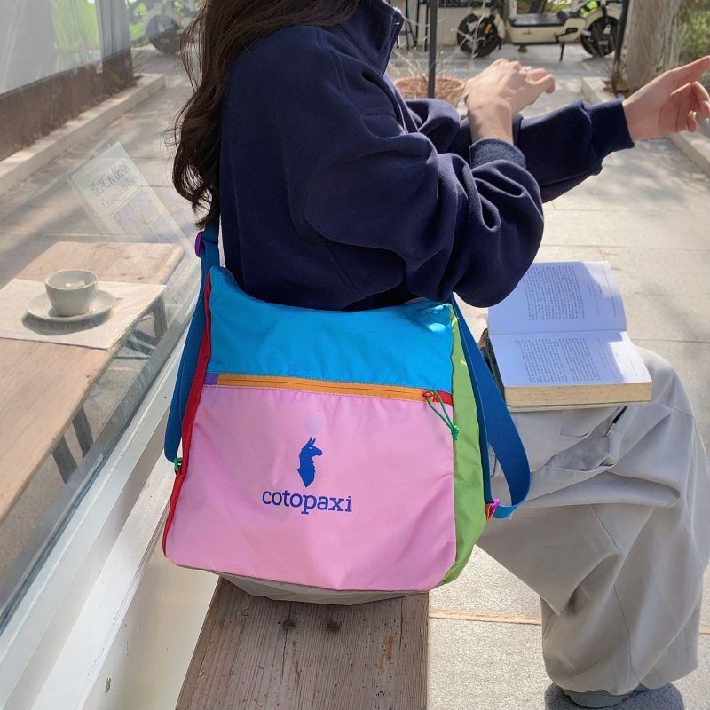 Deformeeruv crossbody kott, 16L maht, nailonist, horisontaalne ristkülikukujuline kuju, tõmblukuga avamine, sisemine tõmblukukott