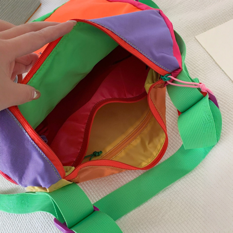 Deformeeruv crossbody kott, 16L maht, nailonist, horisontaalne ristkülikukujuline kuju, tõmblukuga avamine, sisemine tõmblukukott