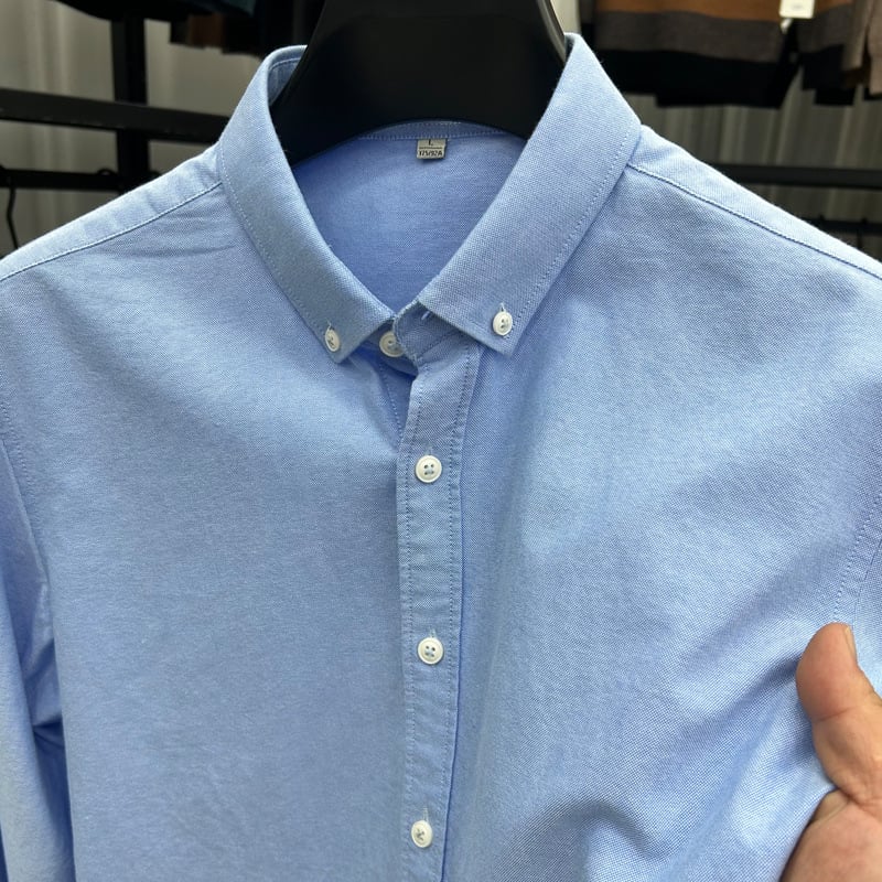 Muška bijela oxford košulja s dugim rukavima, elegantna i ležerna za proljeće