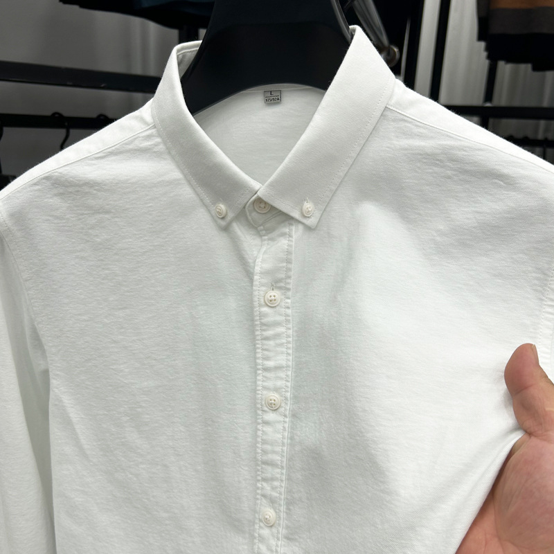 Muška bijela oxford košulja s dugim rukavima, elegantna i ležerna za proljeće