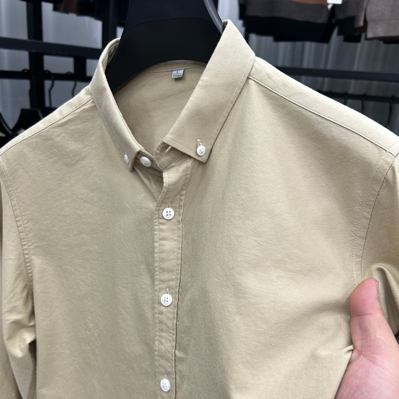 Muška bijela oxford košulja s dugim rukavima, elegantna i ležerna za proljeće