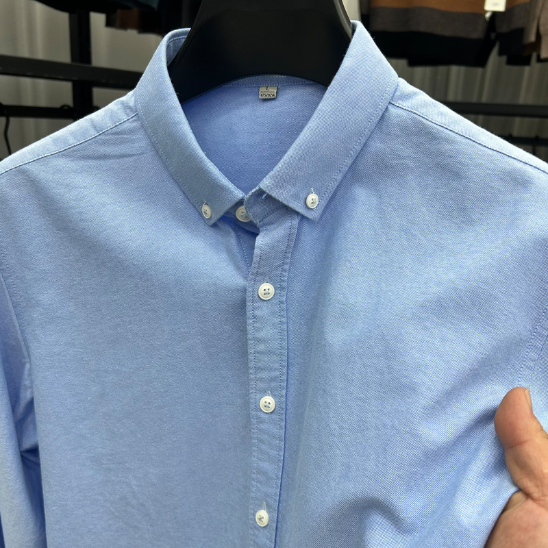 Muška bijela oxford košulja s dugim rukavima, elegantna i ležerna za proljeće