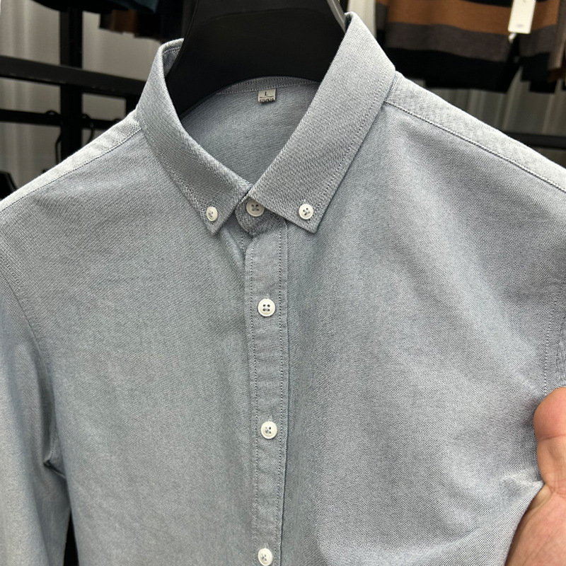 Muška bijela oxford košulja s dugim rukavima, elegantna i ležerna za proljeće