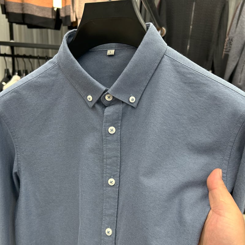 Muška bijela oxford košulja s dugim rukavima, elegantna i ležerna za proljeće