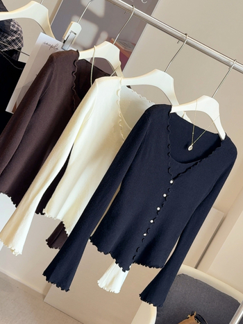 Pleťový kardigán s výstrihom do V, trumpetové rukávy, falošný dvojdielny dizajn, polyesterový zmes 30–50%