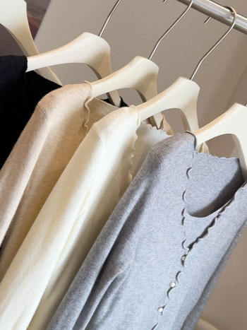 Pleťový kardigán s výstrihom do V, trumpetové rukávy, falošný dvojdielny dizajn, polyesterový zmes 30–50%