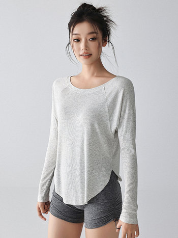 Ženski fitness T‑shirt s dugim rukavom, uska kroj, okrugli ovratnik, jednobojna; 95% viskoze, 5% elastan; regularna duljina 50–65 cm; jesen 2025