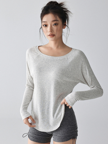 Ženski fitness T‑shirt s dugim rukavom, uska kroj, okrugli ovratnik, jednobojna; 95% viskoze, 5% elastan; regularna duljina 50–65 cm; jesen 2025