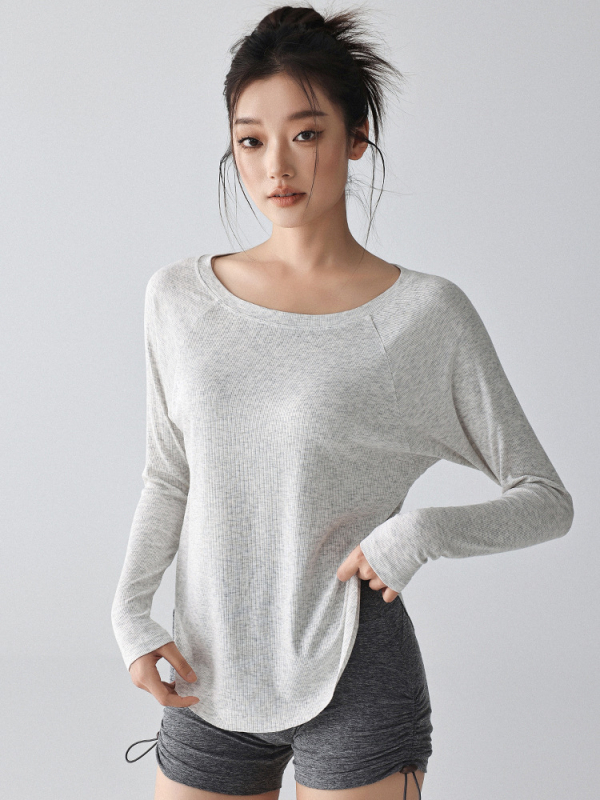 Ženski fitness T‑shirt s dugim rukavom, uska kroj, okrugli ovratnik, jednobojna; 95% viskoze, 5% elastan; regularna duljina 50–65 cm; jesen 2025