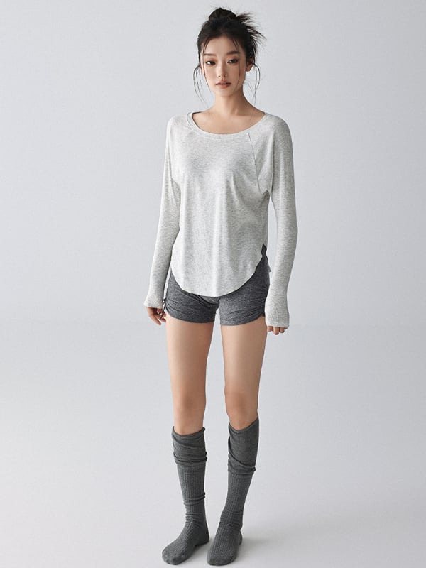 Ženski fitness T‑shirt s dugim rukavom, uska kroj, okrugli ovratnik, jednobojna; 95% viskoze, 5% elastan; regularna duljina 50–65 cm; jesen 2025