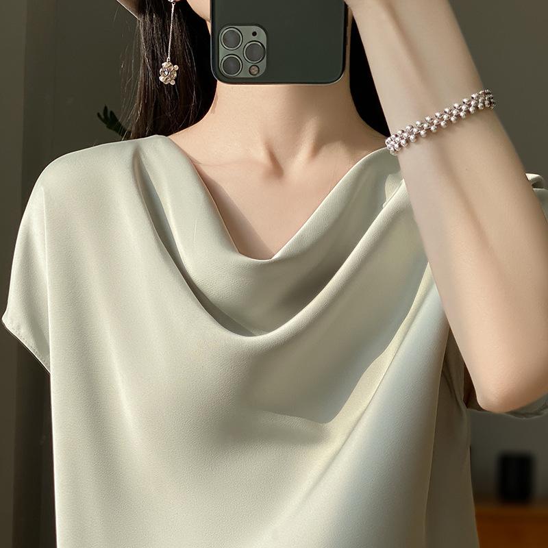 Saténový pletený top s okrúhlym výstrihom, voľný strih, 3/4 rukávy — Jar 2024