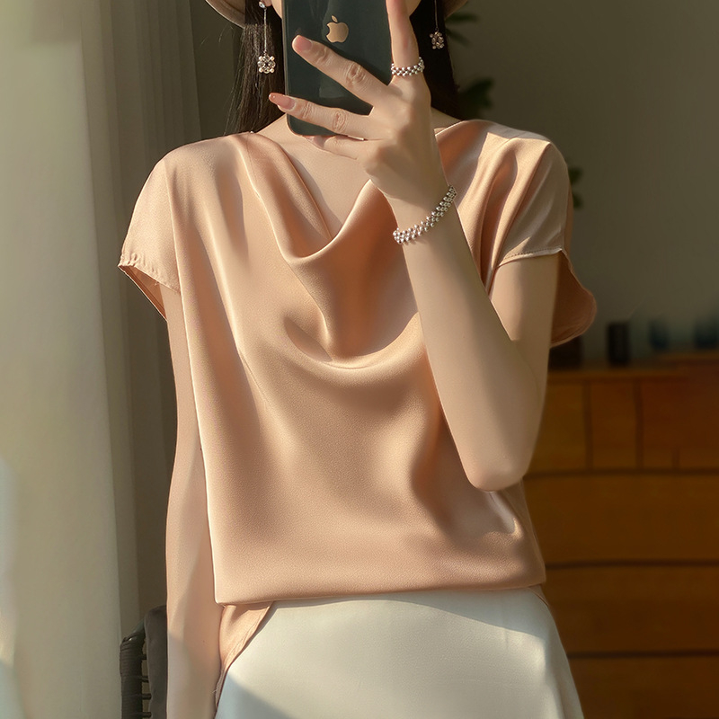 Saténový pletený top s okrúhlym výstrihom, voľný strih, 3/4 rukávy — Jar 2024